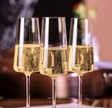 Három pezsgőspohár pezsgővel töltve