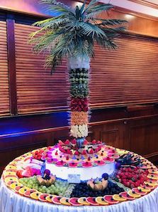 Gyümölcspálma gyümölcsökkel körberakva