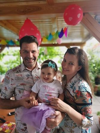 Családi fotó a vállalkozás tulajdonosairól és kislányukról